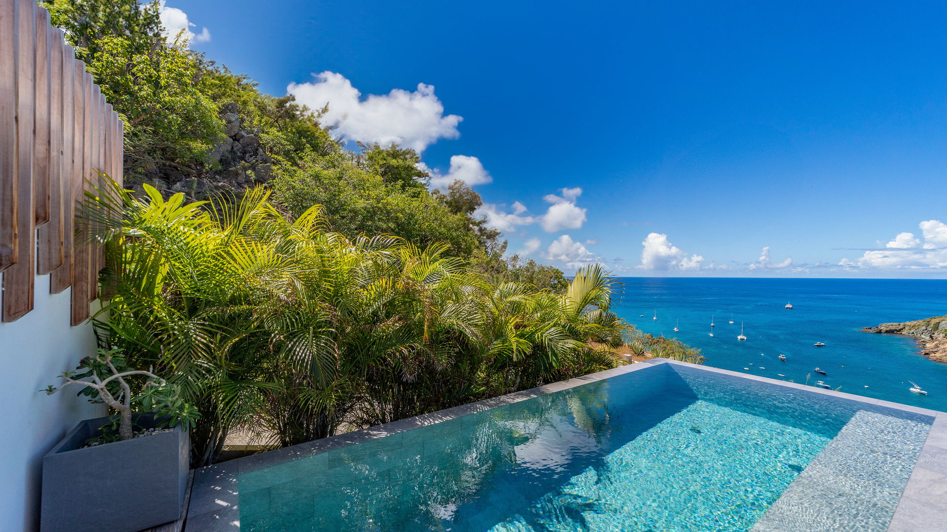 POOL & TERRACE