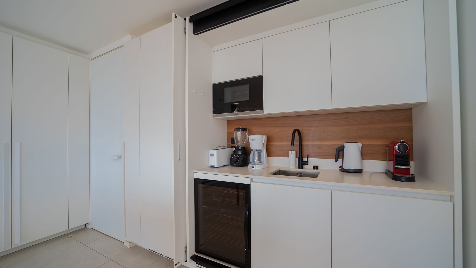 KITCHEN & DINING AREA