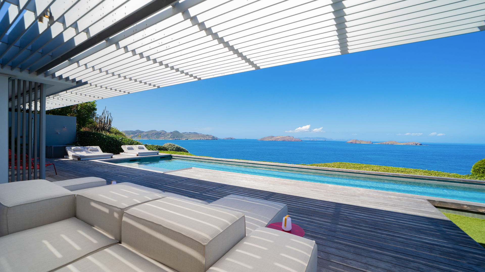 OUTDOOR LOUNGE AREA