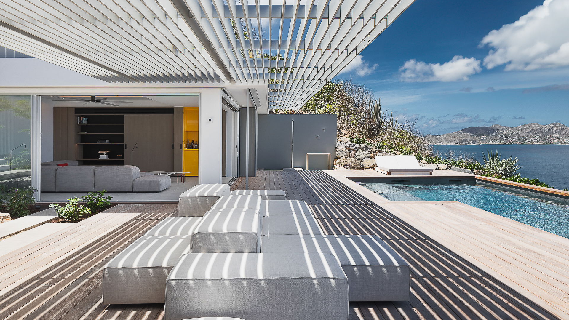OUTDOOR LOUNGE AREA
