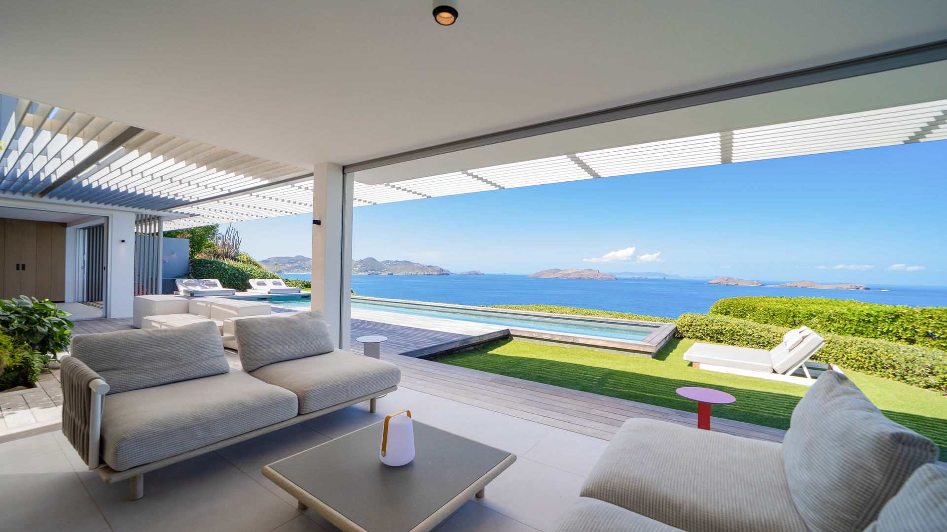 OUTDOOR LOUNGE AREA