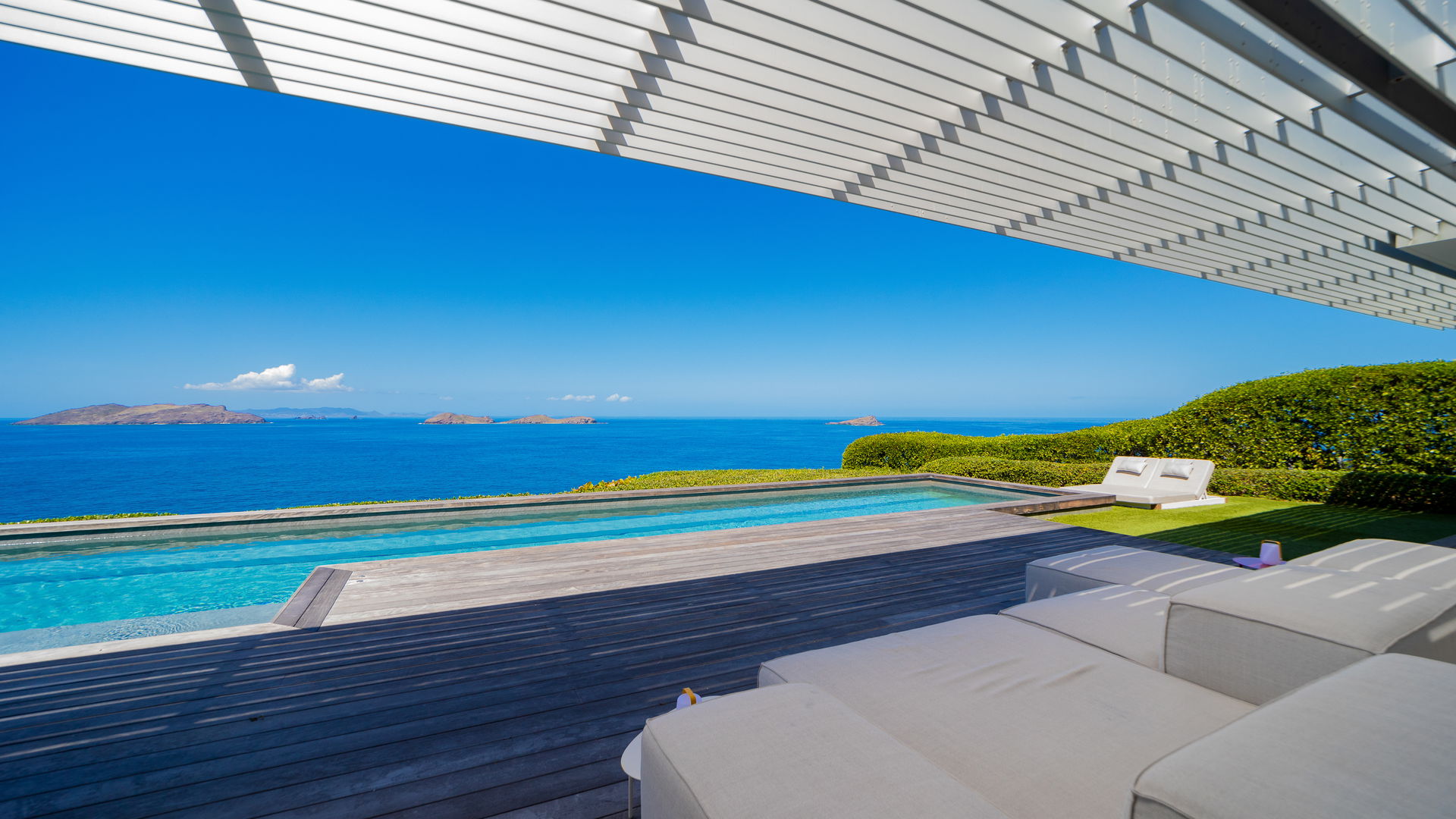 POOL & TERRACE