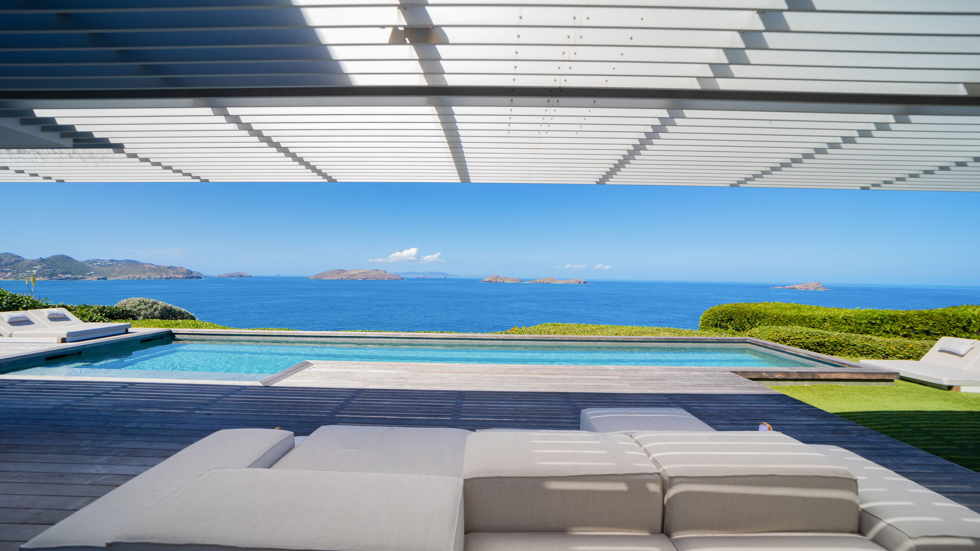 POOL & TERRACE