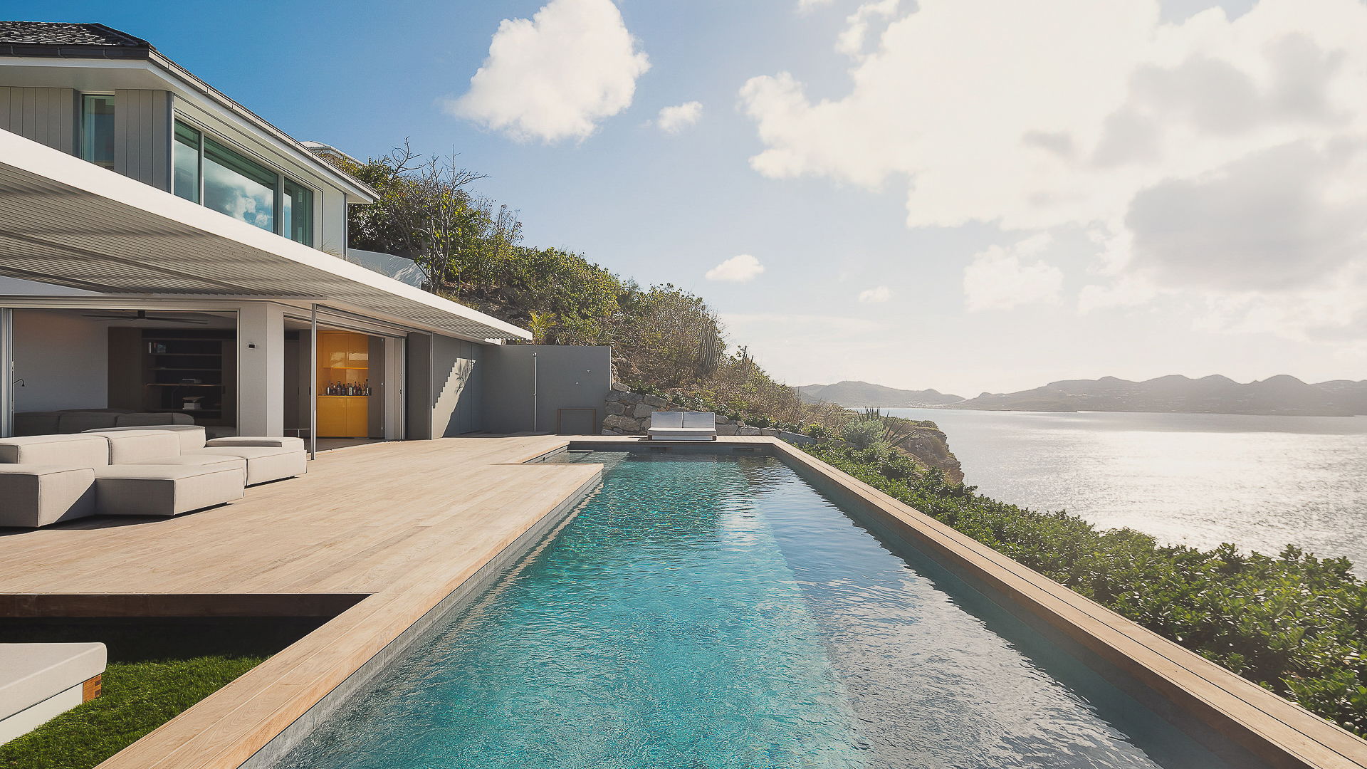 POOL & TERRACE