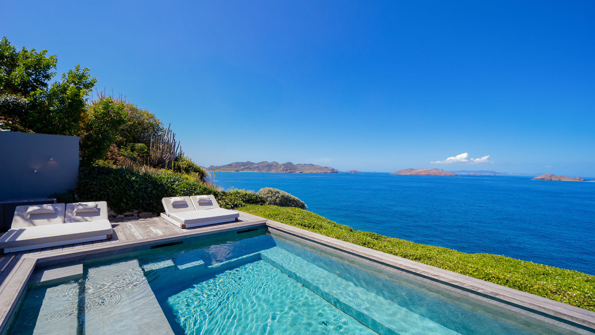 POOL & TERRACE
