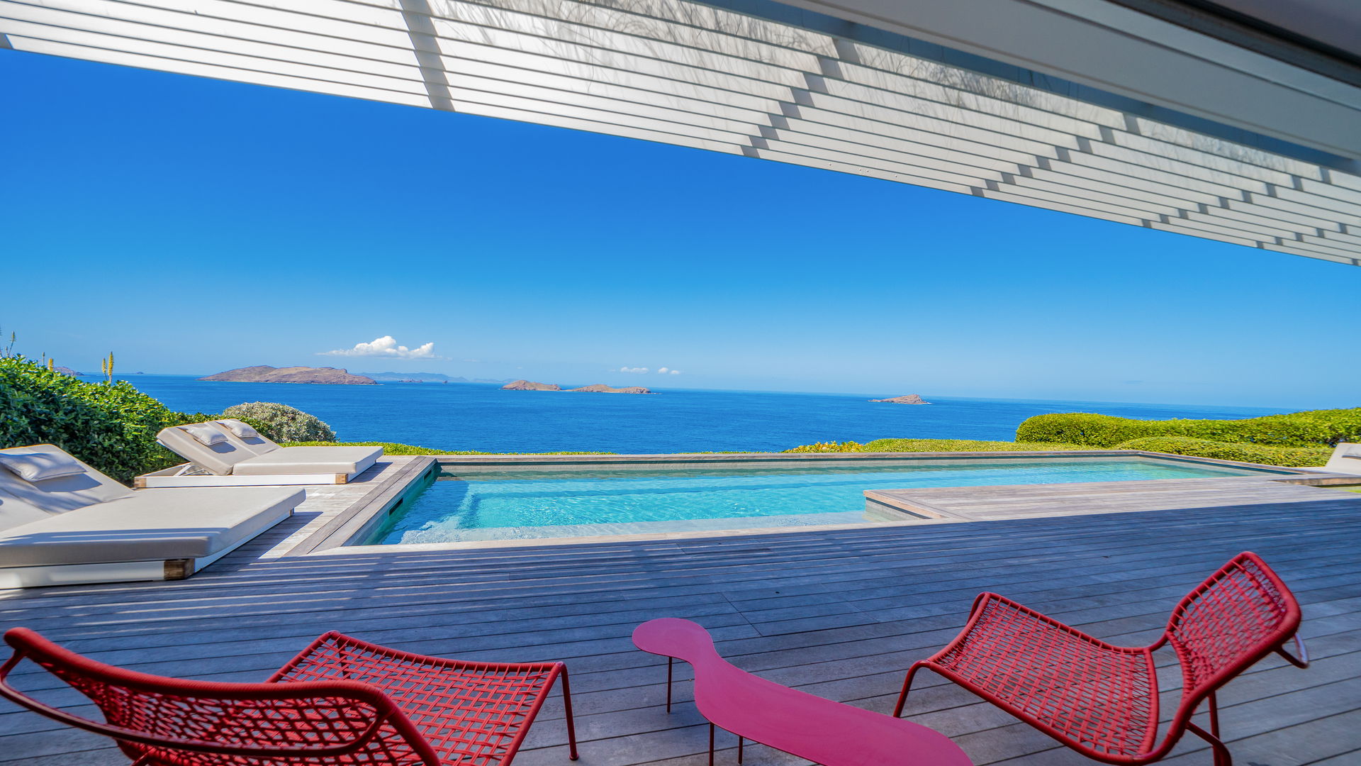 POOL & TERRACE