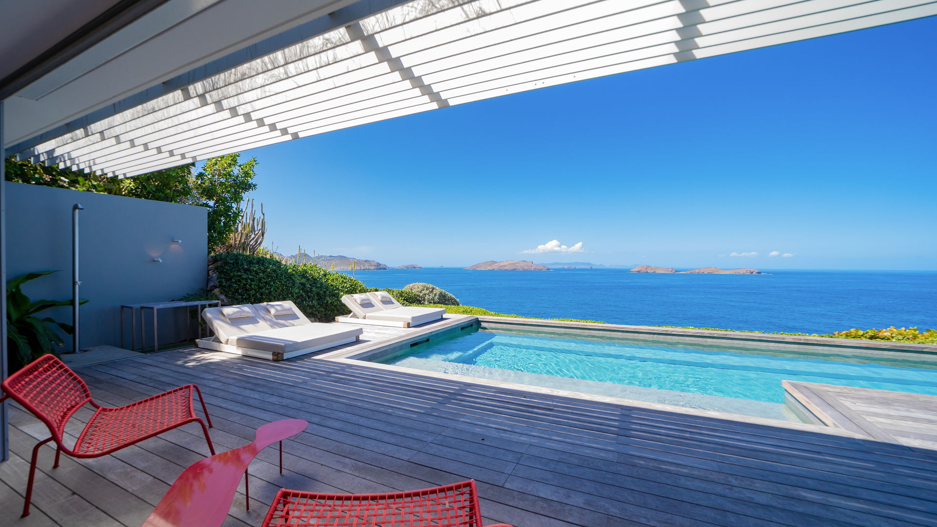 POOL & TERRACE