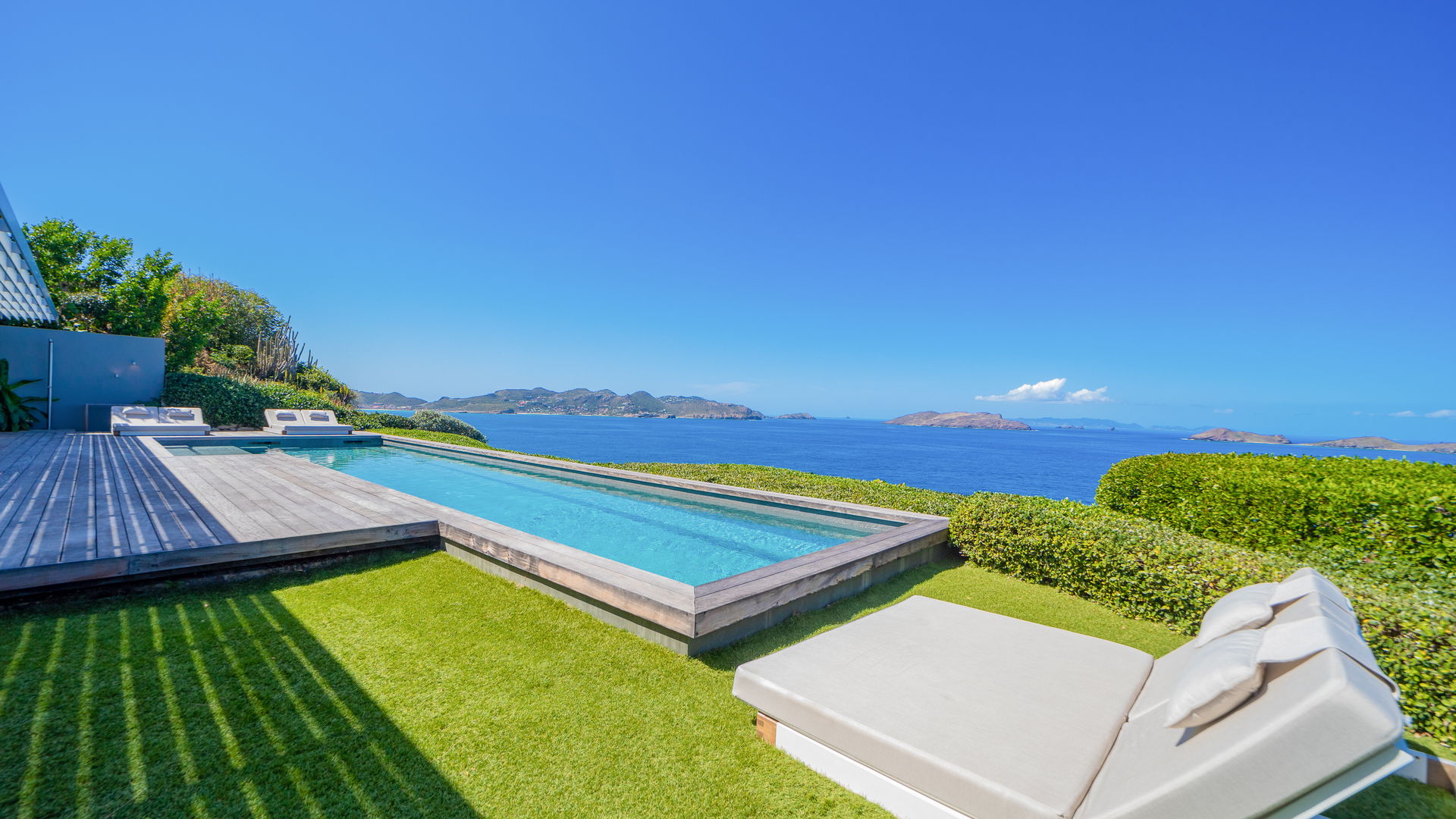 POOL & TERRACE