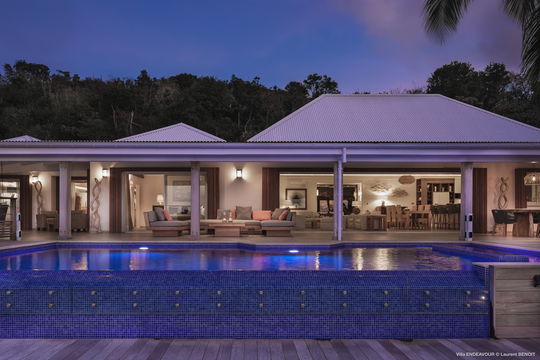 VILLA ENDEAVOUR BY NIGHT 3