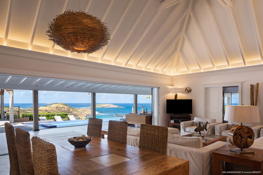 VILLA ENDEAVOUR KITCHEN & DINING AREA 1