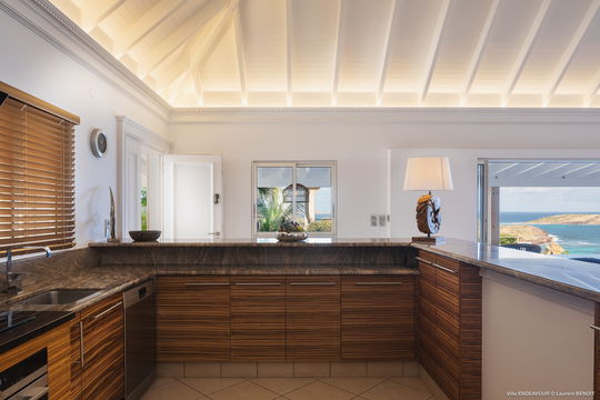 VILLA ENDEAVOUR KITCHEN & DINING AREA 2