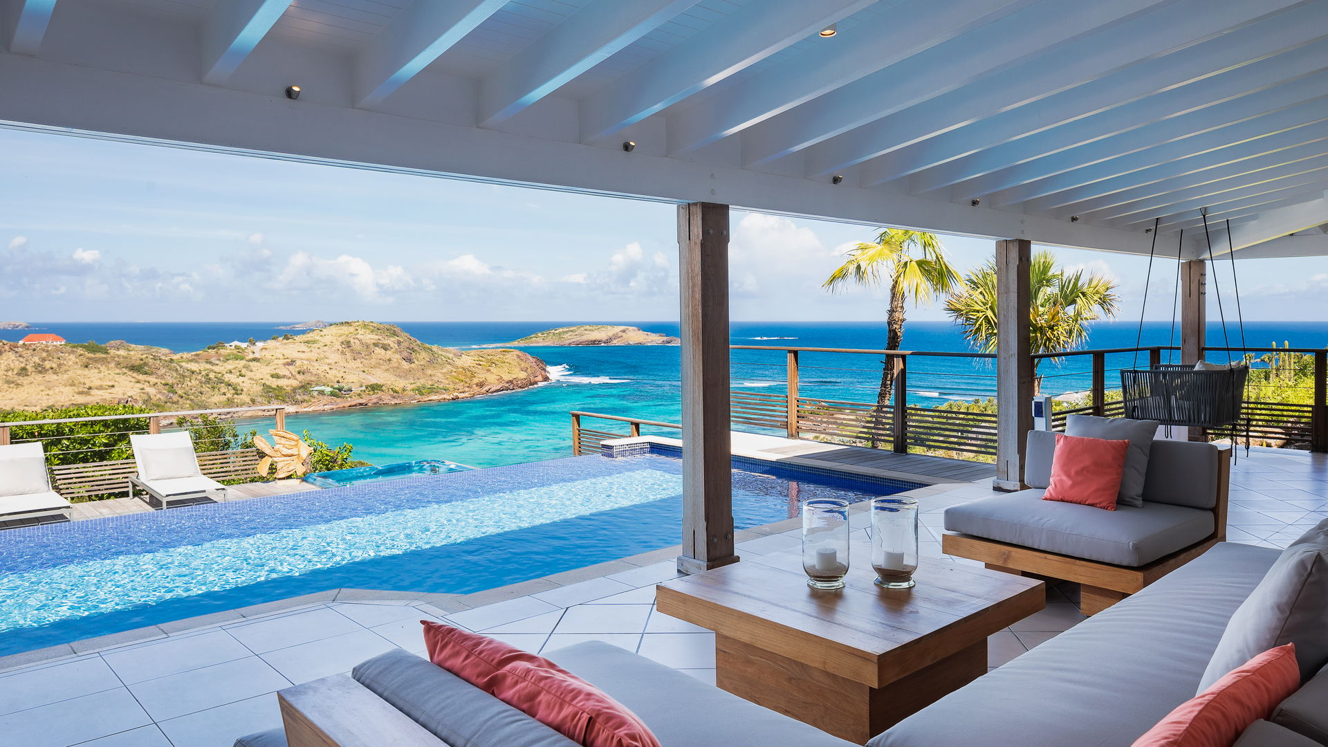 OUTDOOR LOUNGE AREA