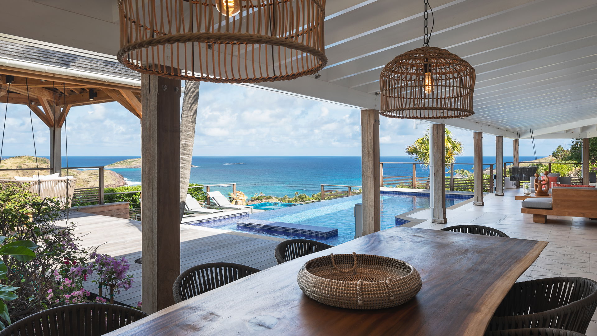 OUTDOOR LOUNGE AREA