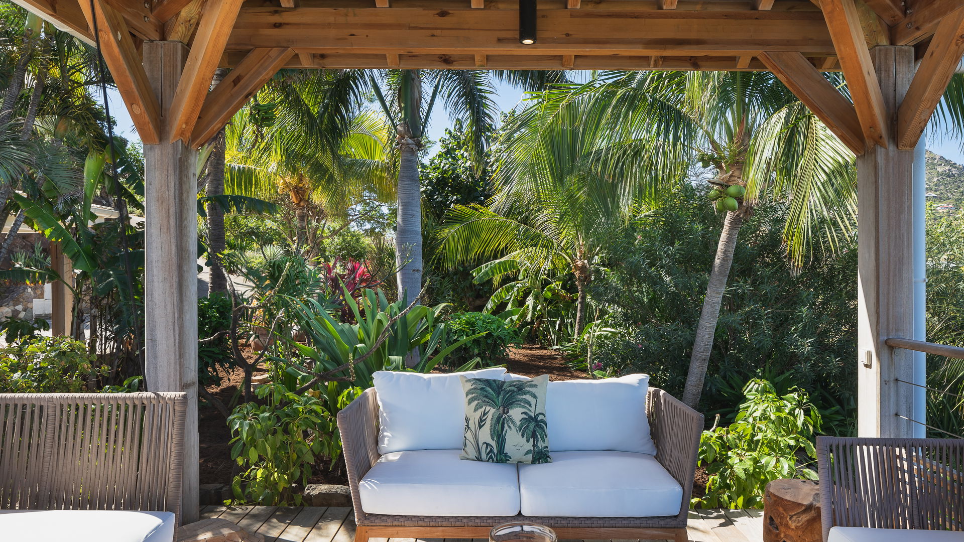 OUTDOOR LOUNGE AREA