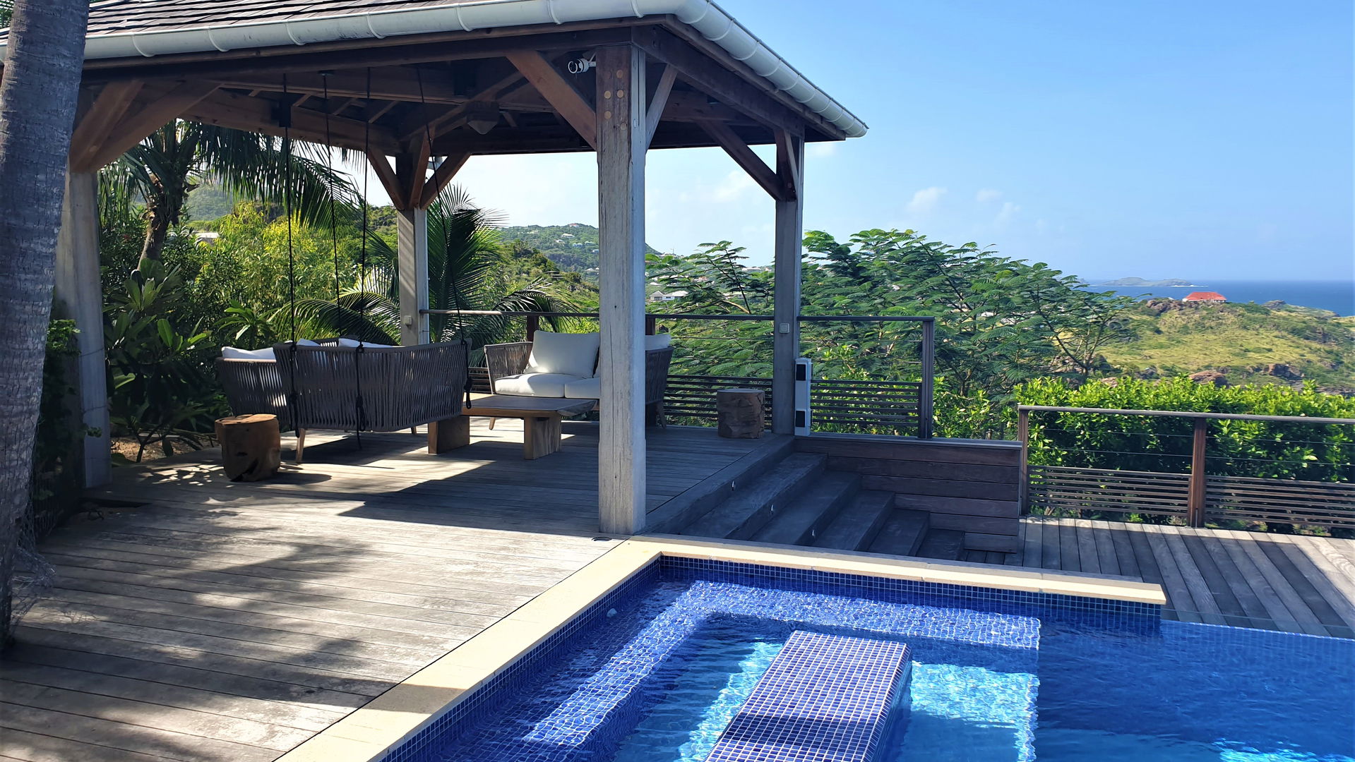 OUTDOOR LOUNGE AREA