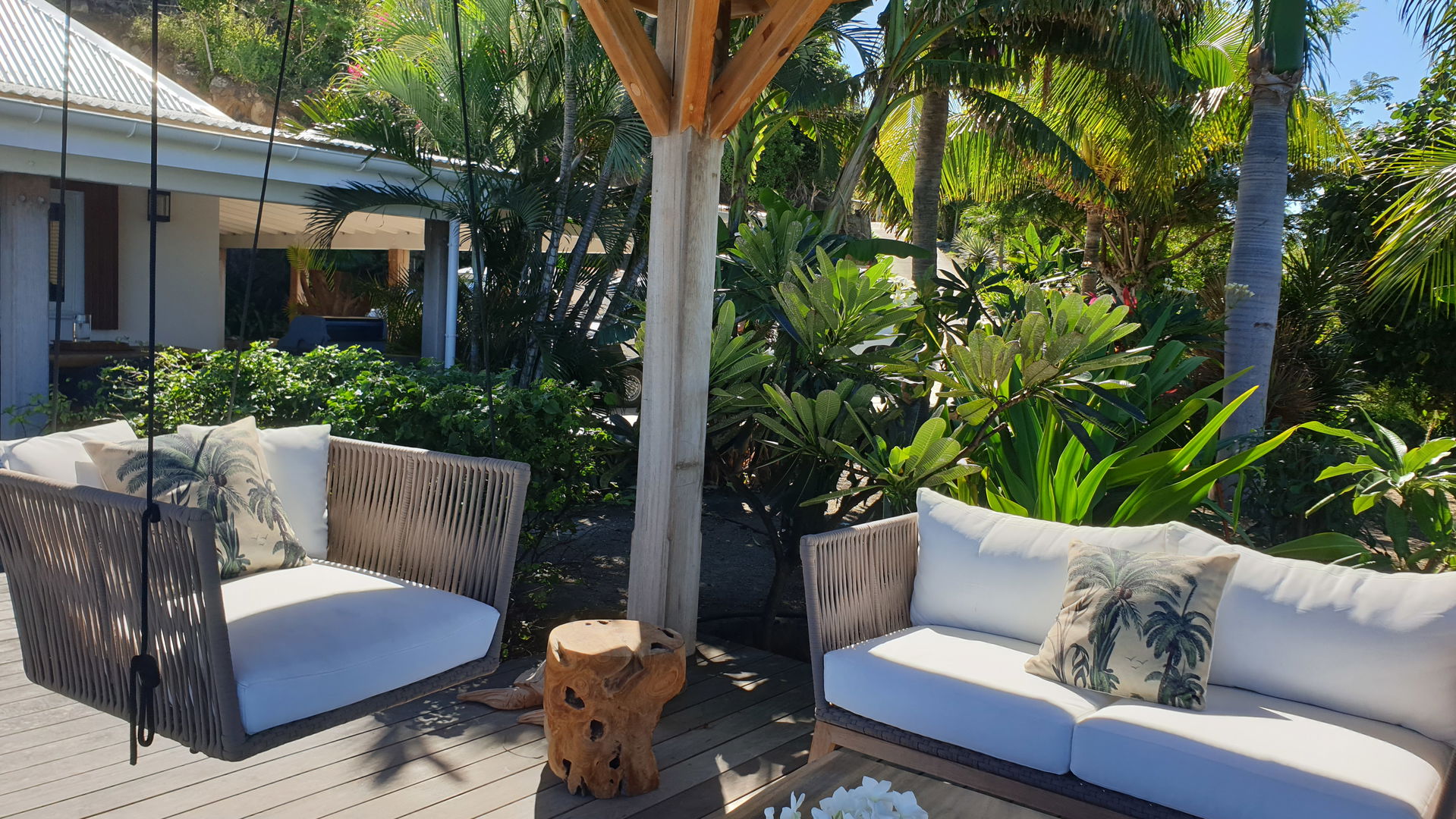OUTDOOR LOUNGE AREA