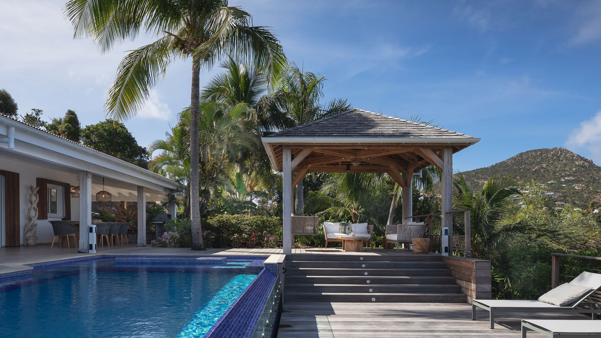 POOL & TERRACE