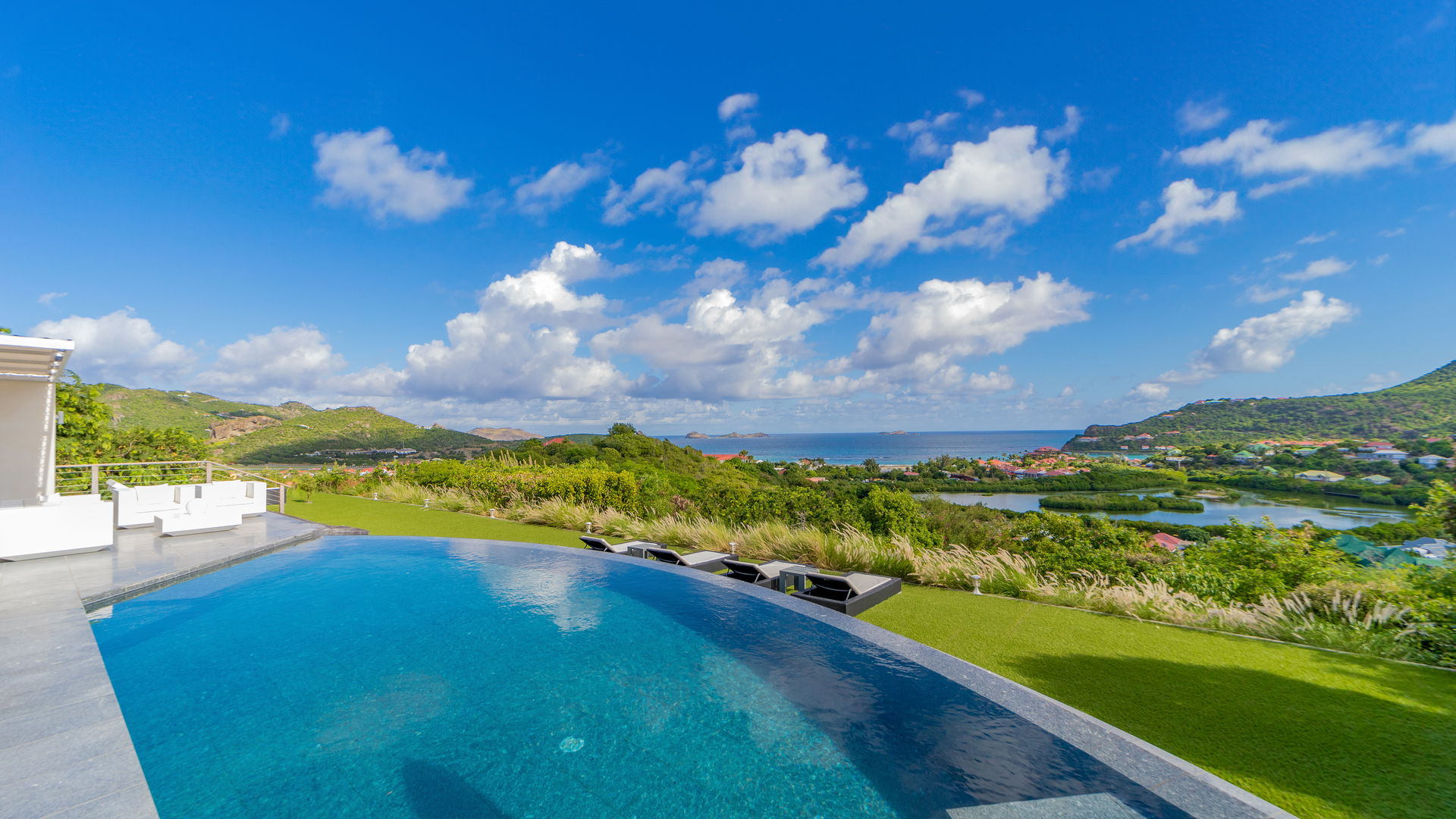 POOL & TERRACE
