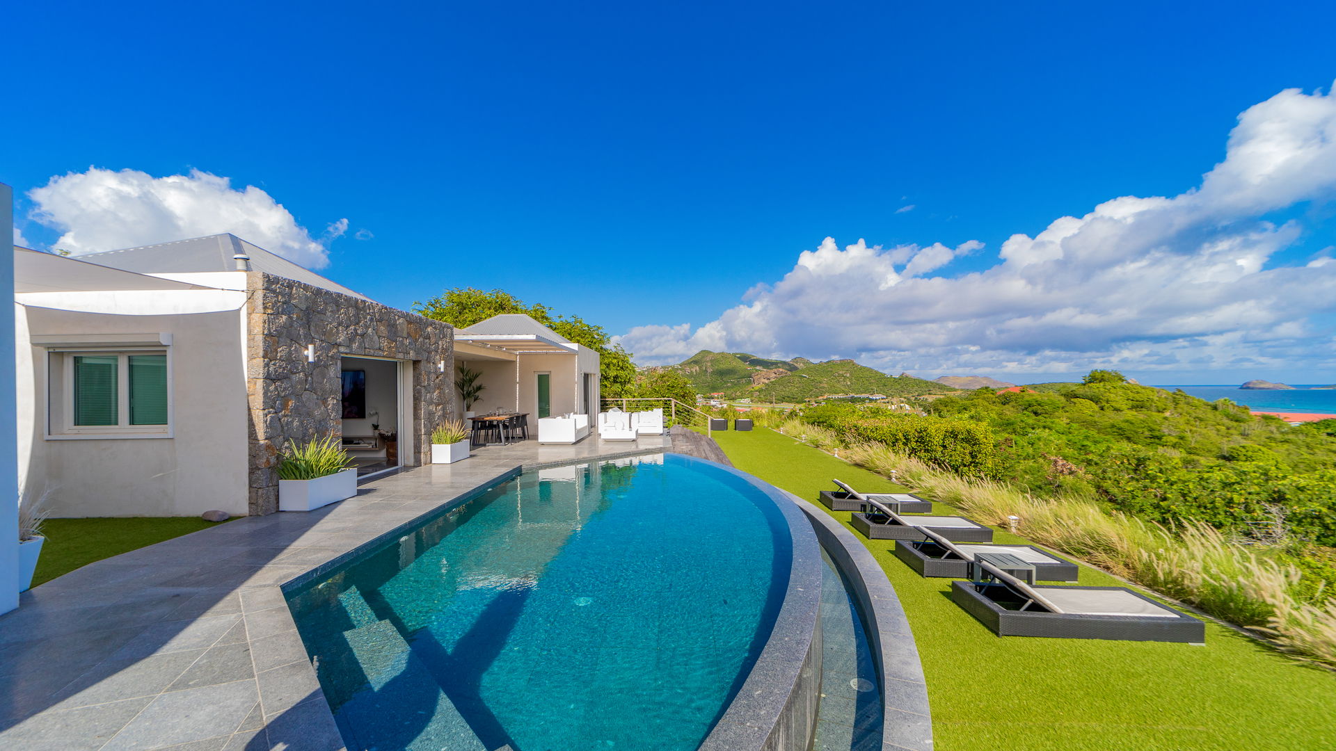 POOL & TERRACE