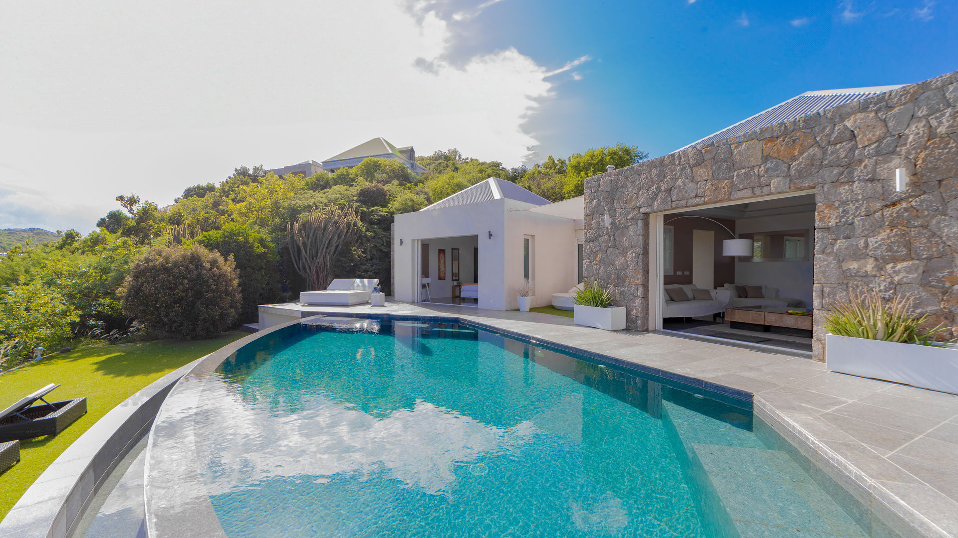 POOL & TERRACE