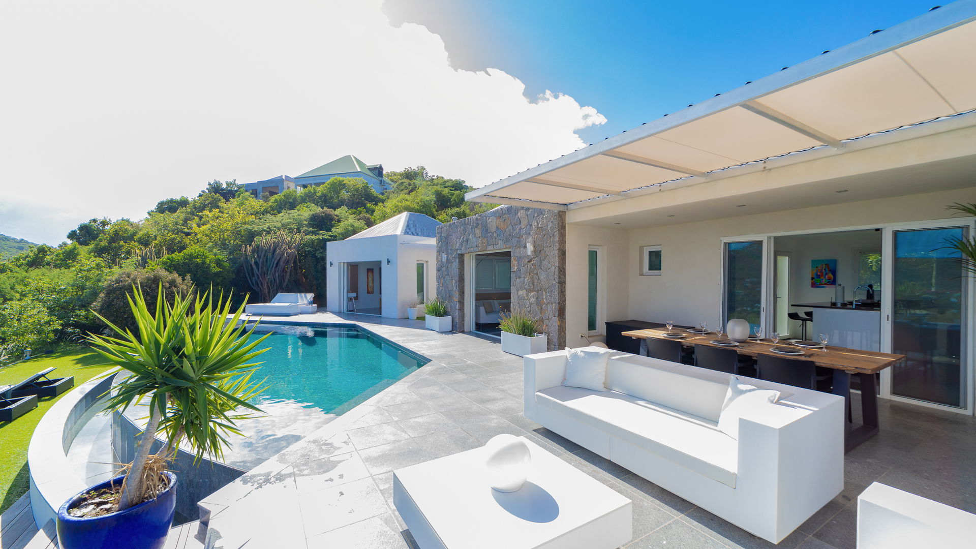POOL & TERRACE