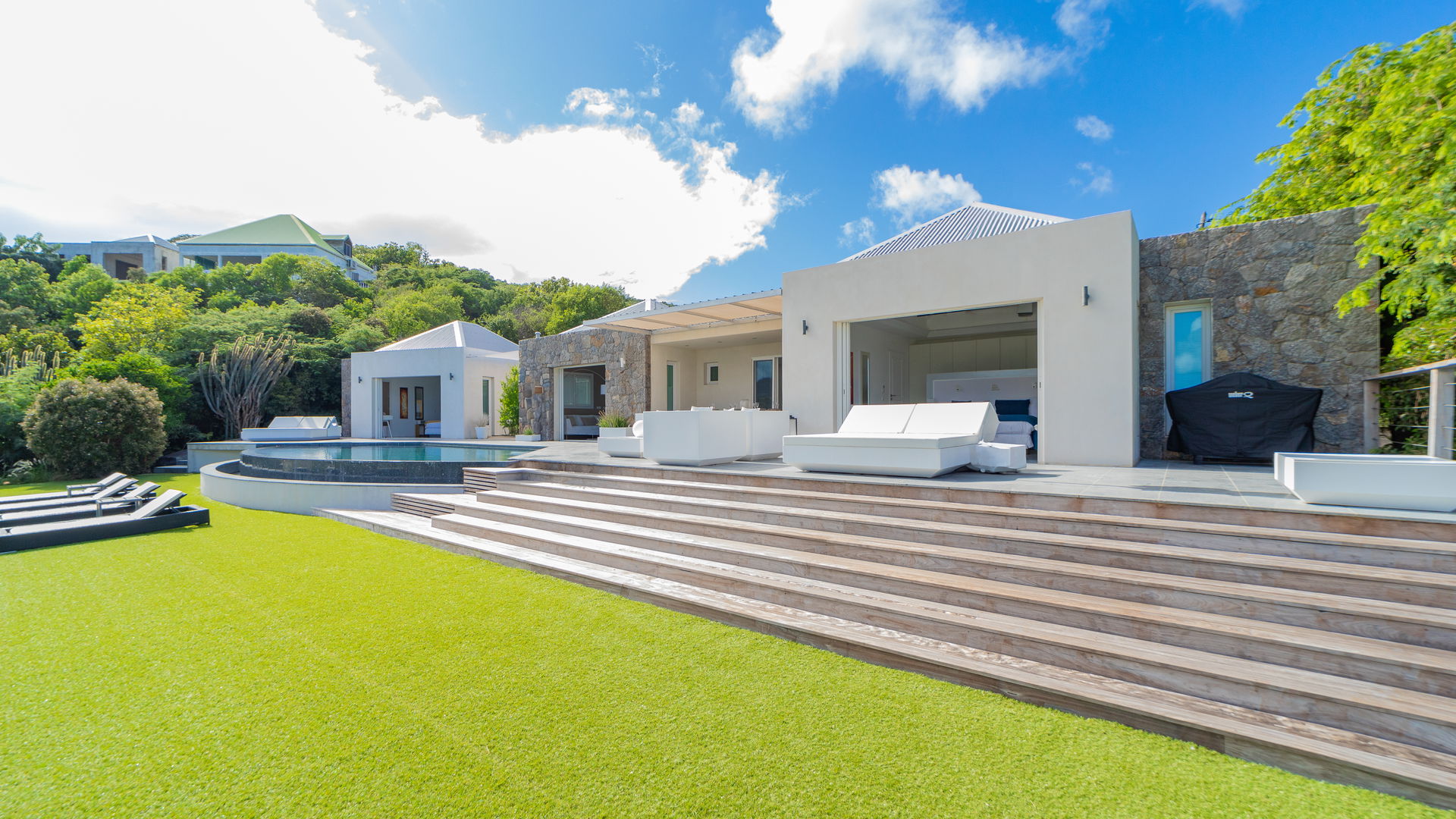 POOL & TERRACE