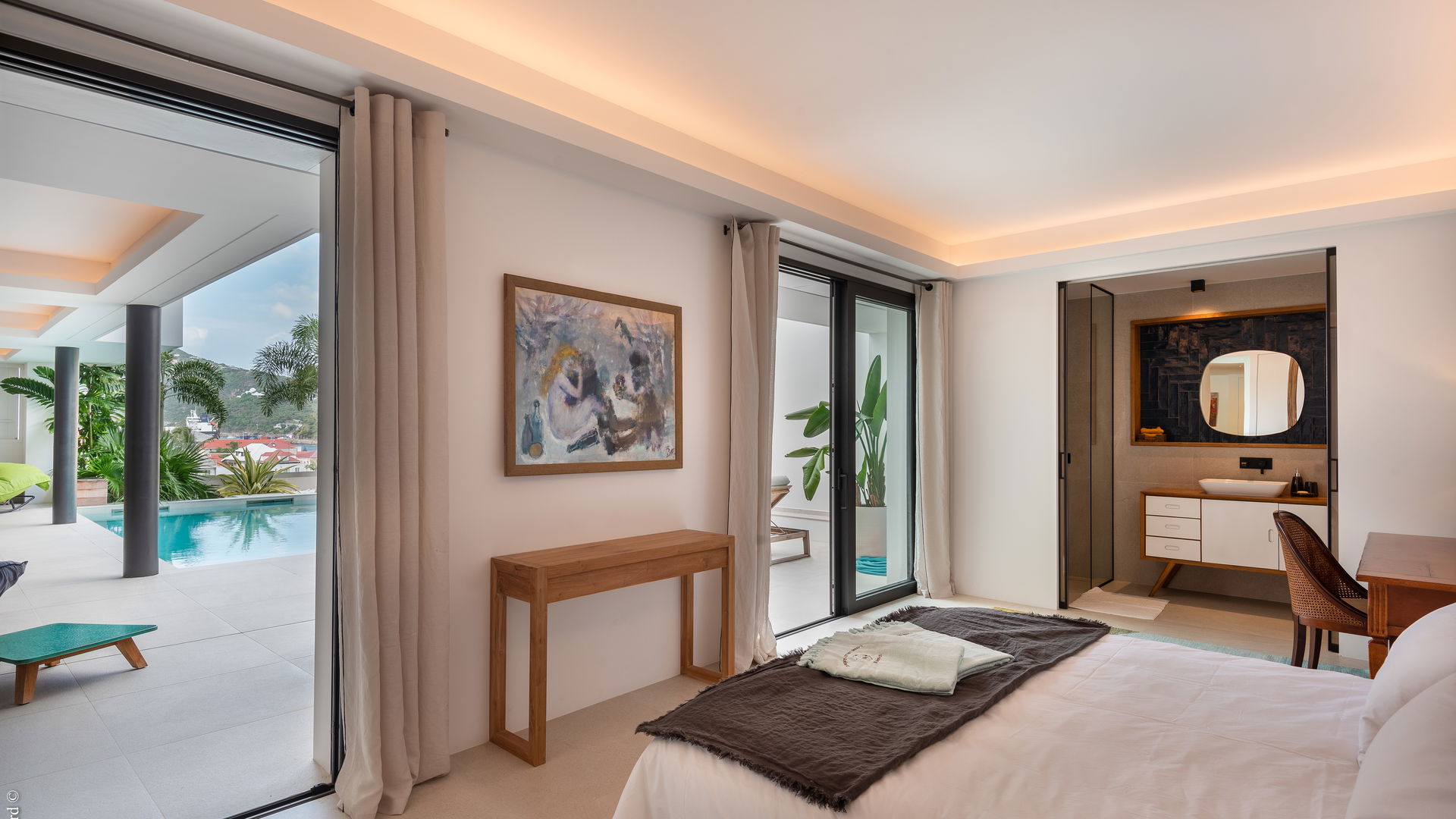 BEDROOM 2
