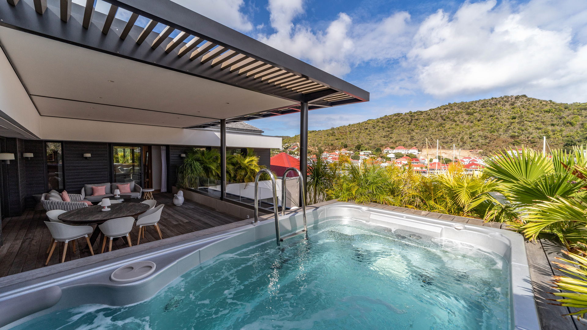 TERRACE & JACUZZI