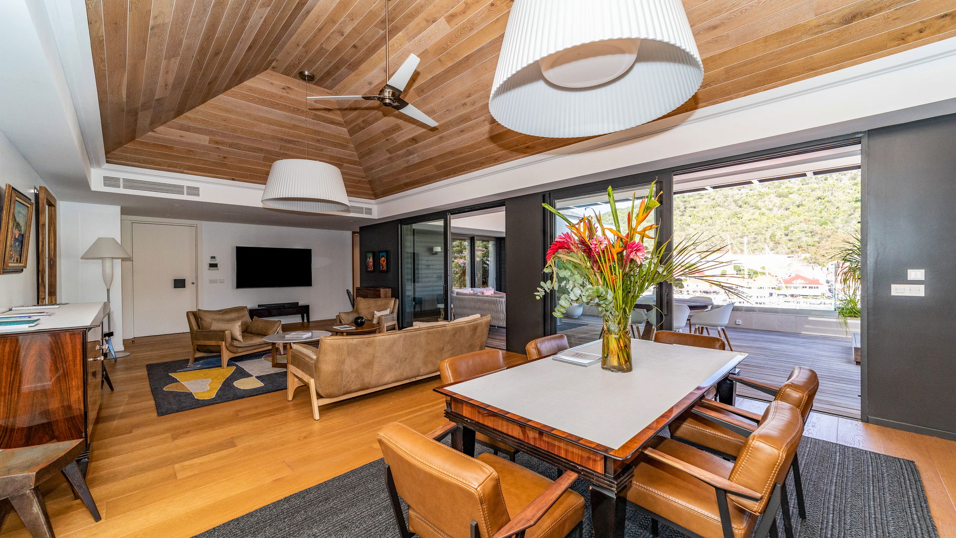 KITCHEN & DINING AREA