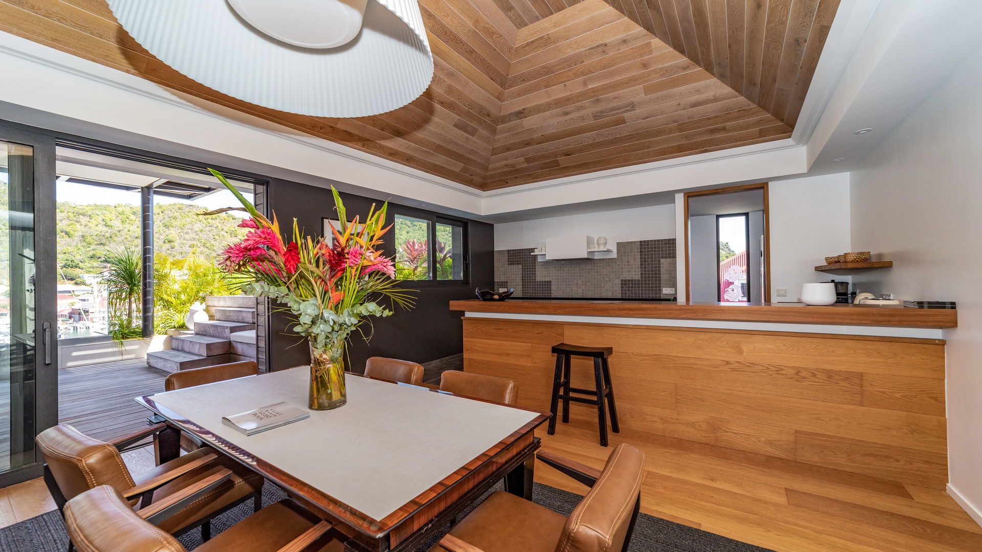 KITCHEN & DINING AREA