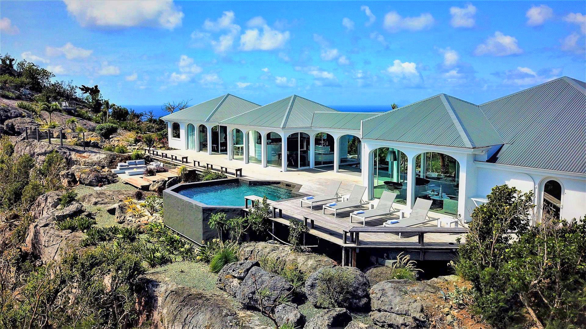 POOL & TERRACE
