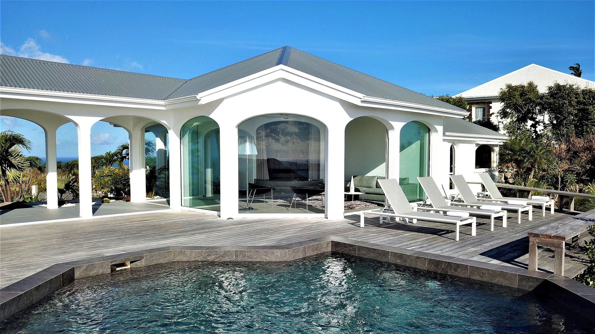 POOL & TERRACE