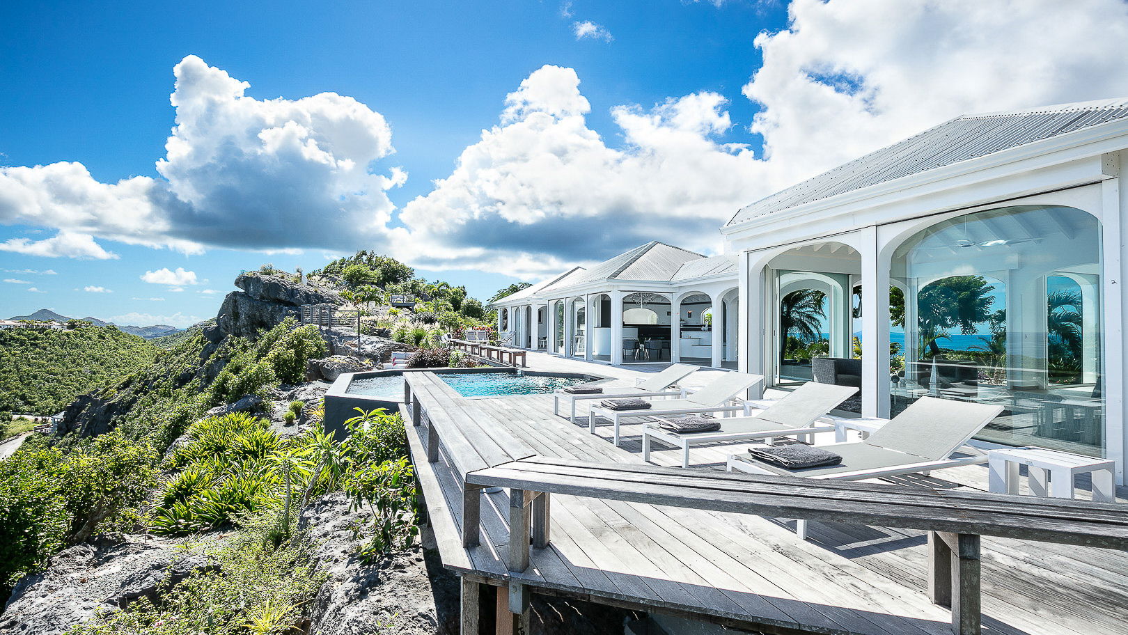 POOL & TERRACE