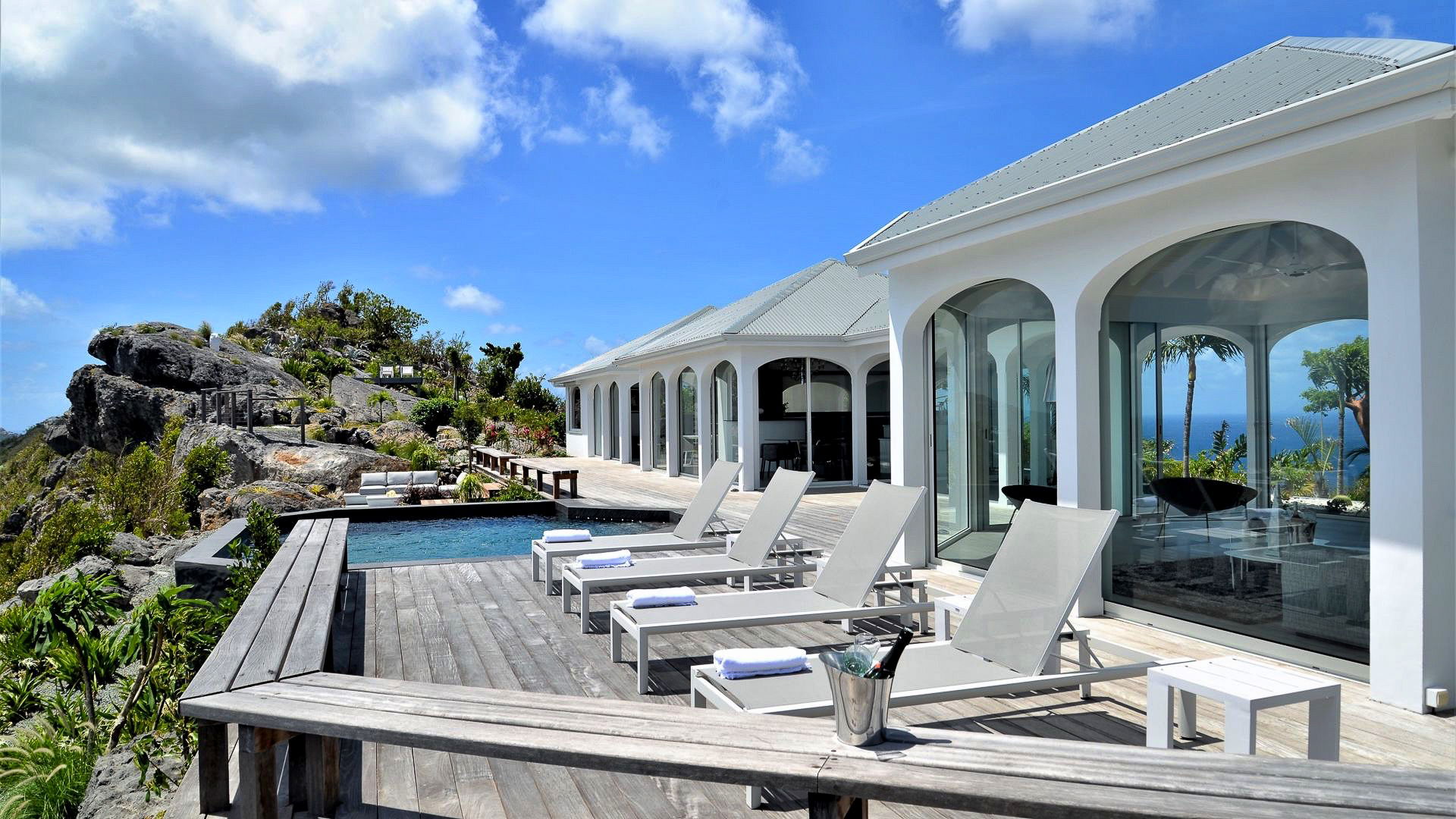 POOL & TERRACE