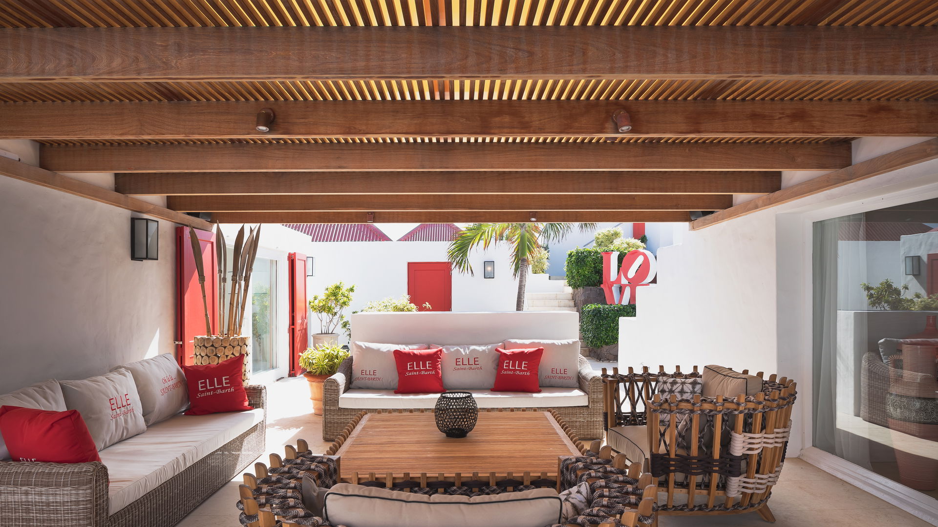 OUTDOOR LOUNGE AREA