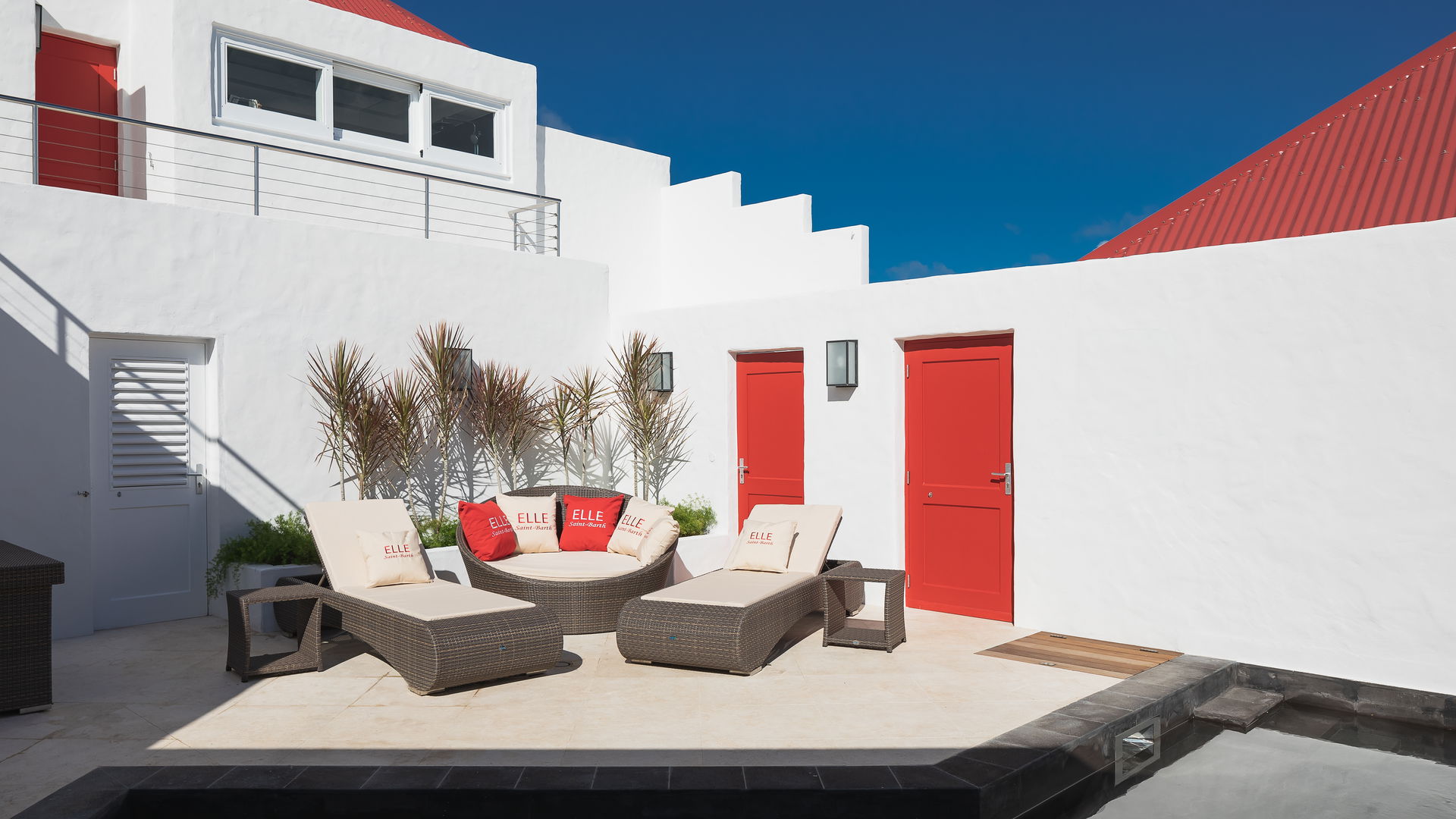 POOL & TERRACE