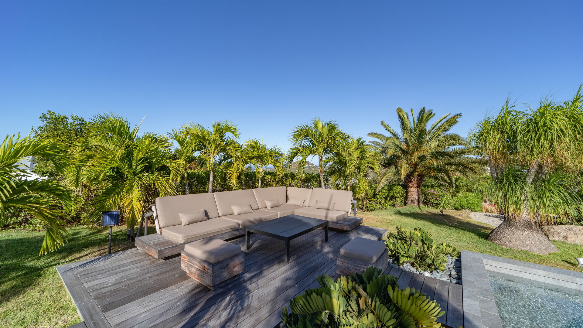 GARDEN LOUNGE AREA