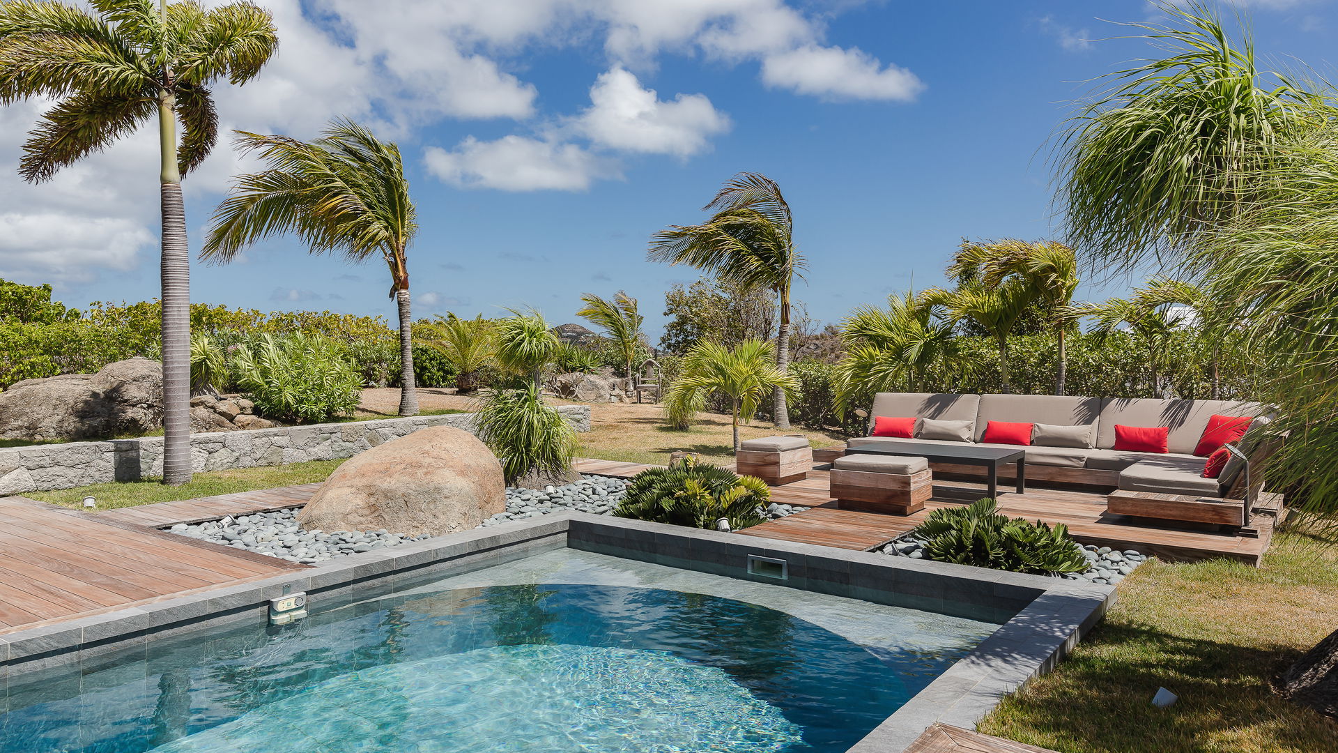 GARDEN LOUNGE AREA
