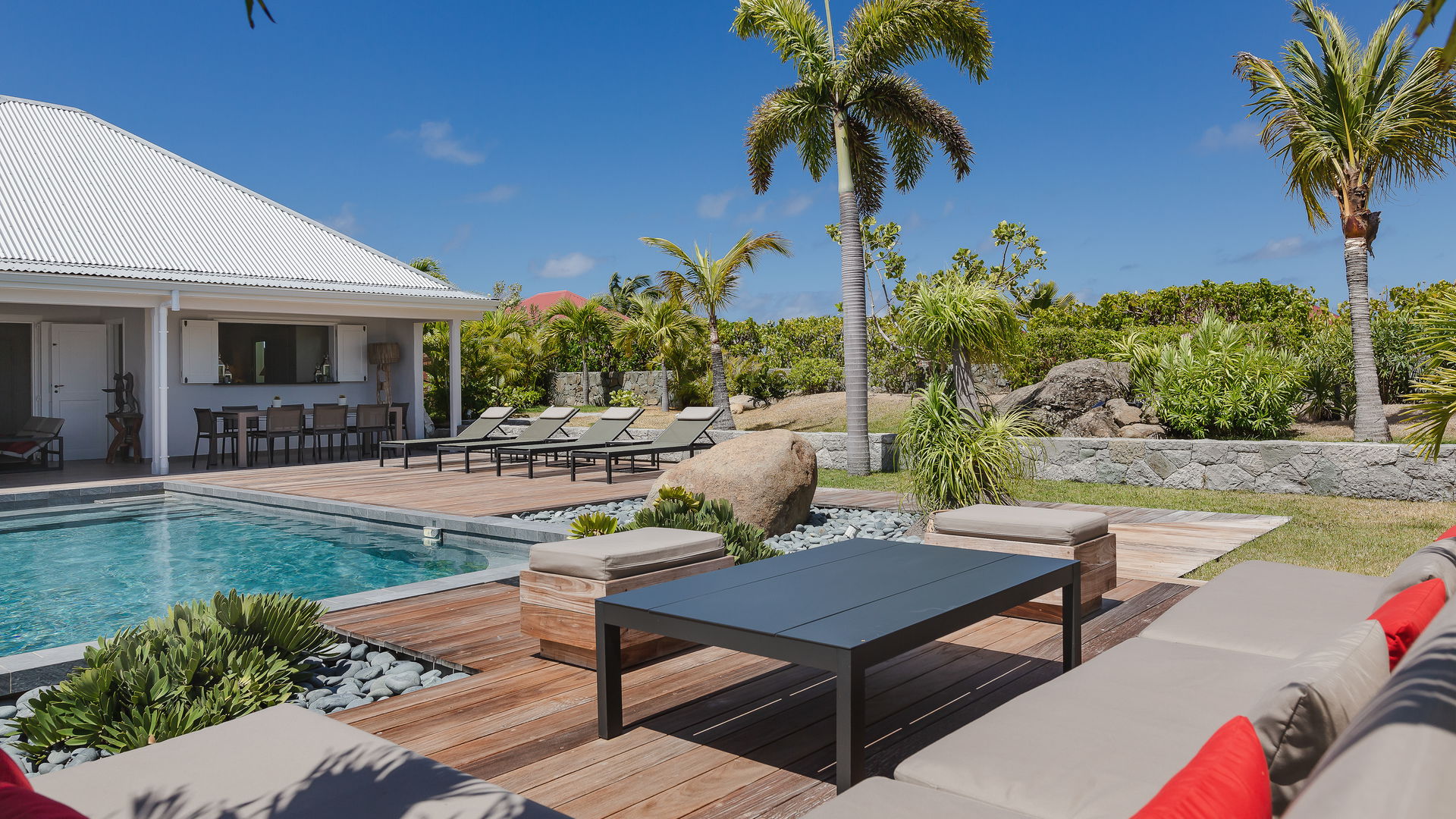 GARDEN LOUNGE AREA