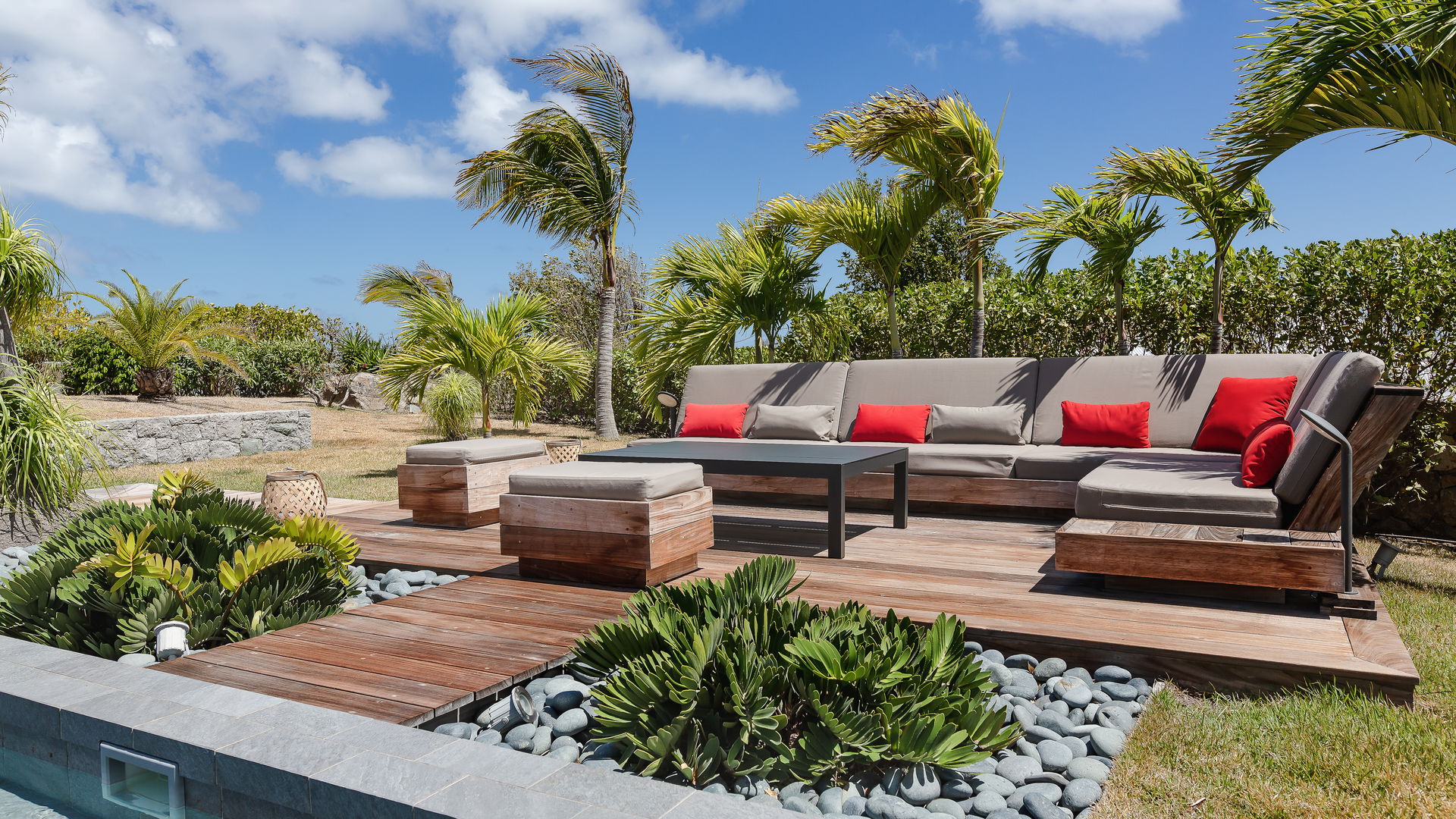 GARDEN LOUNGE AREA