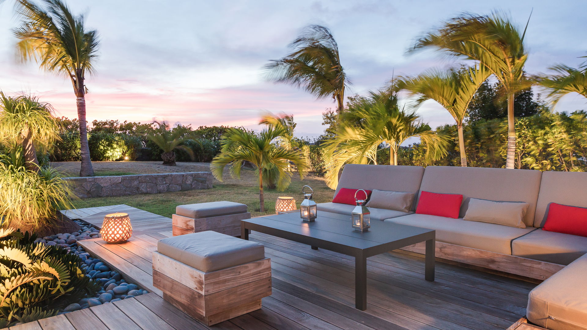 GARDEN LOUNGE AREA