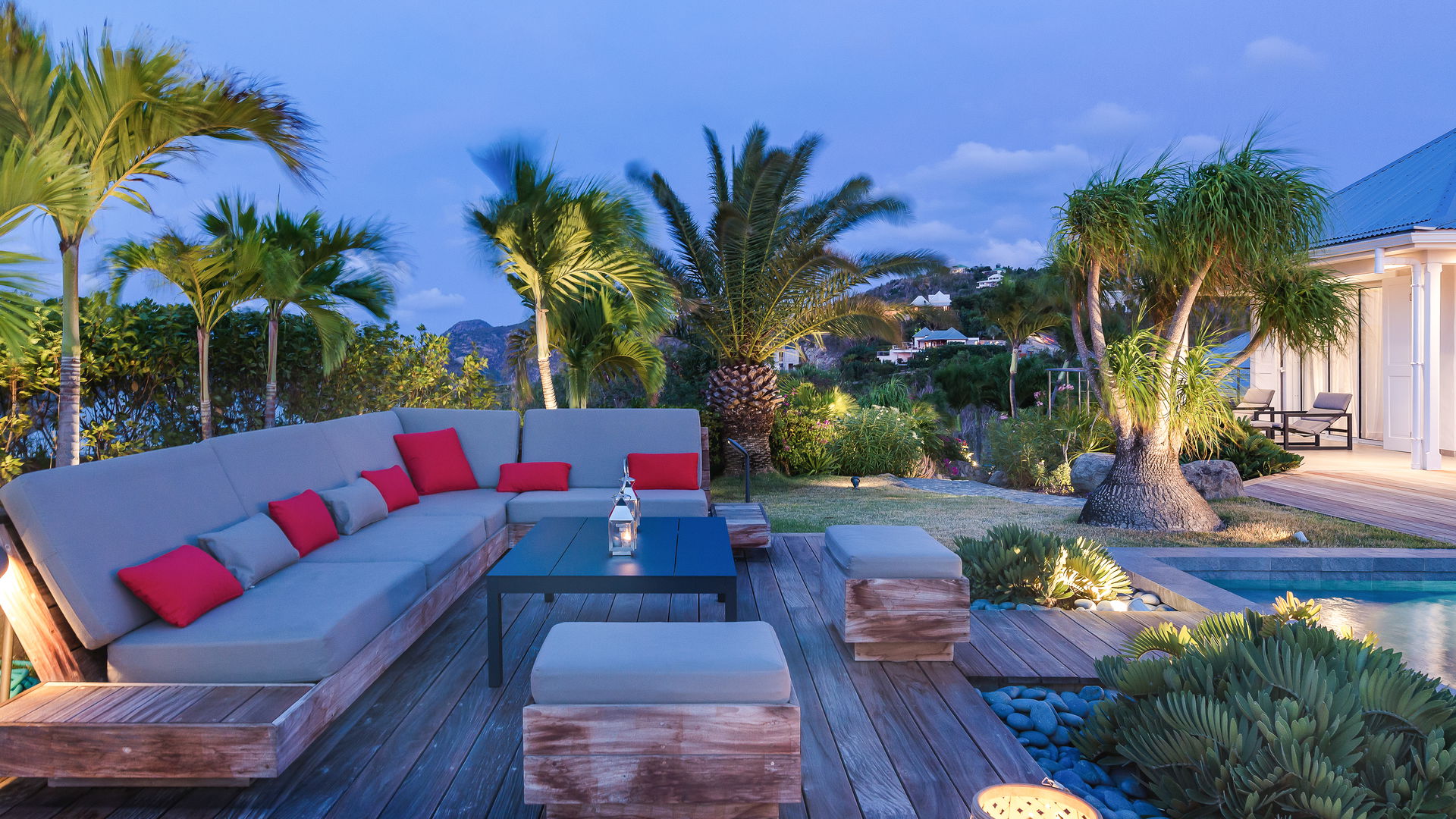GARDEN LOUNGE AREA