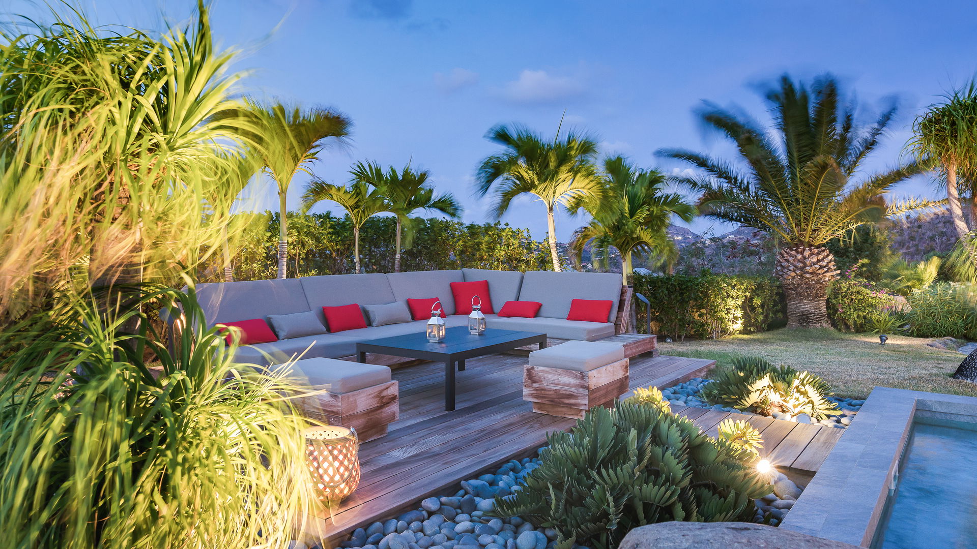 GARDEN LOUNGE AREA