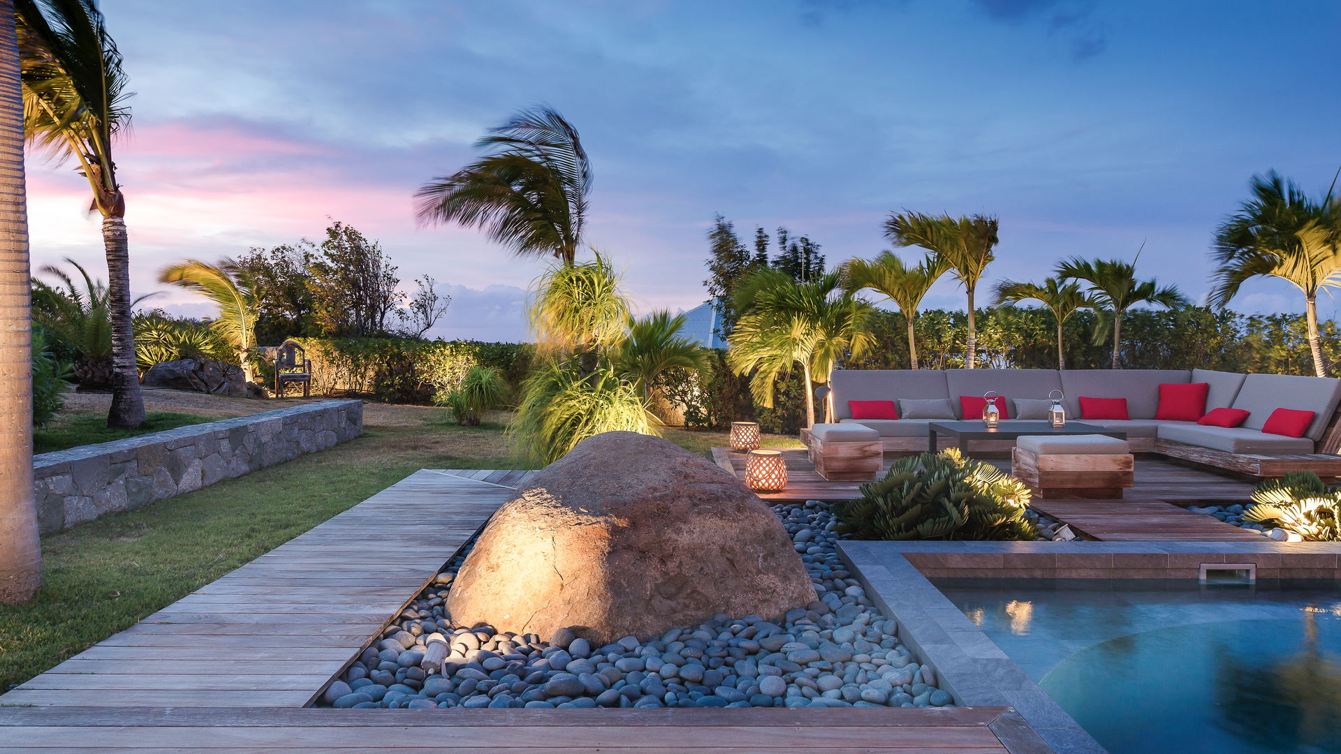 GARDEN LOUNGE AREA