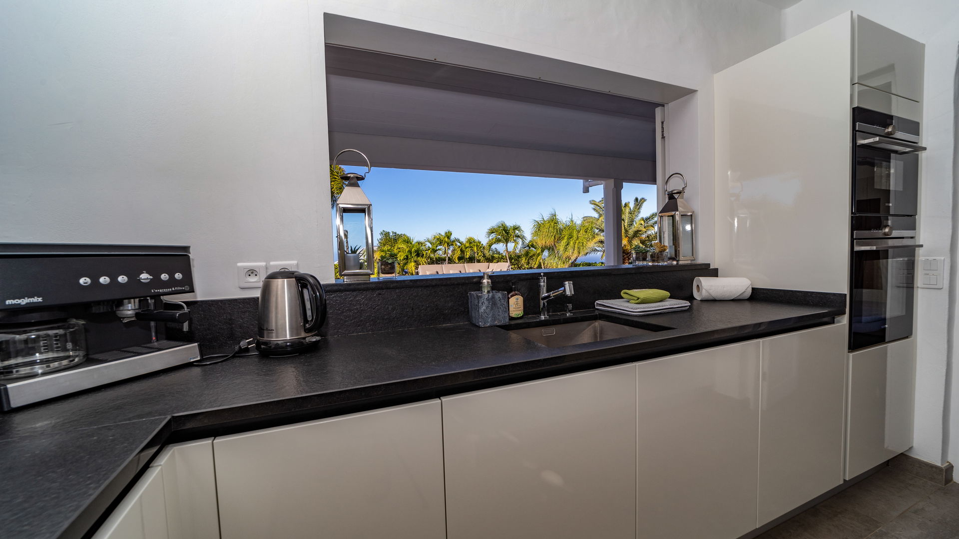 KITCHEN & DINING AREA
