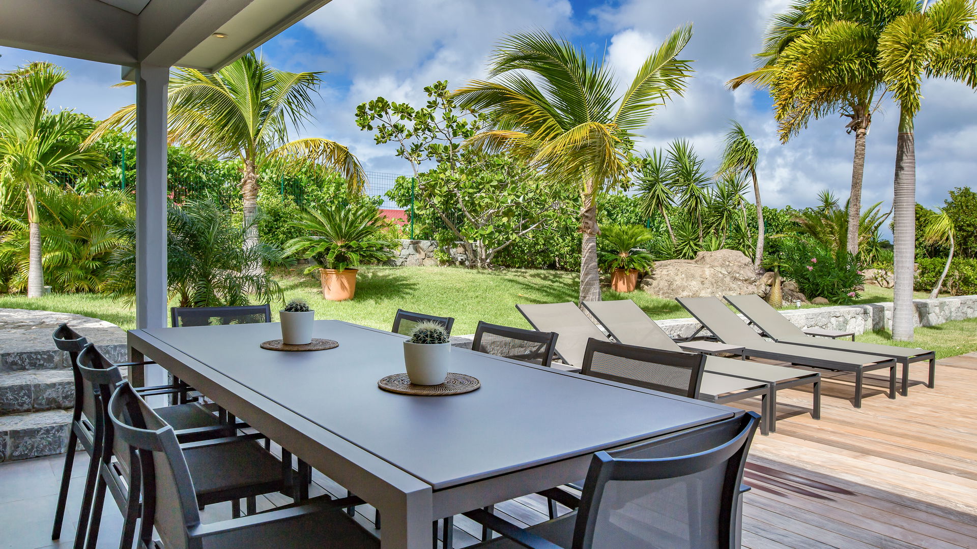 OUTDOOR DINING AREA