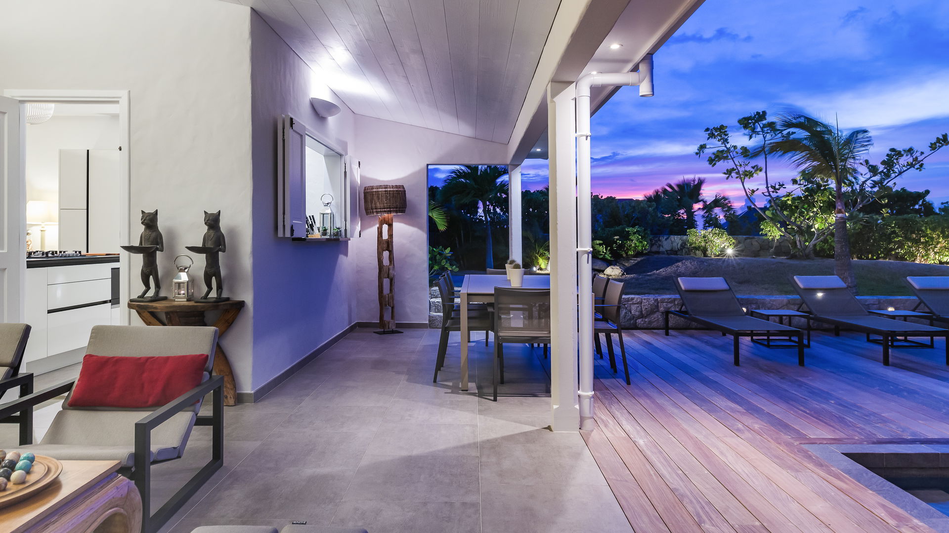 OUTDOOR DINING AREA