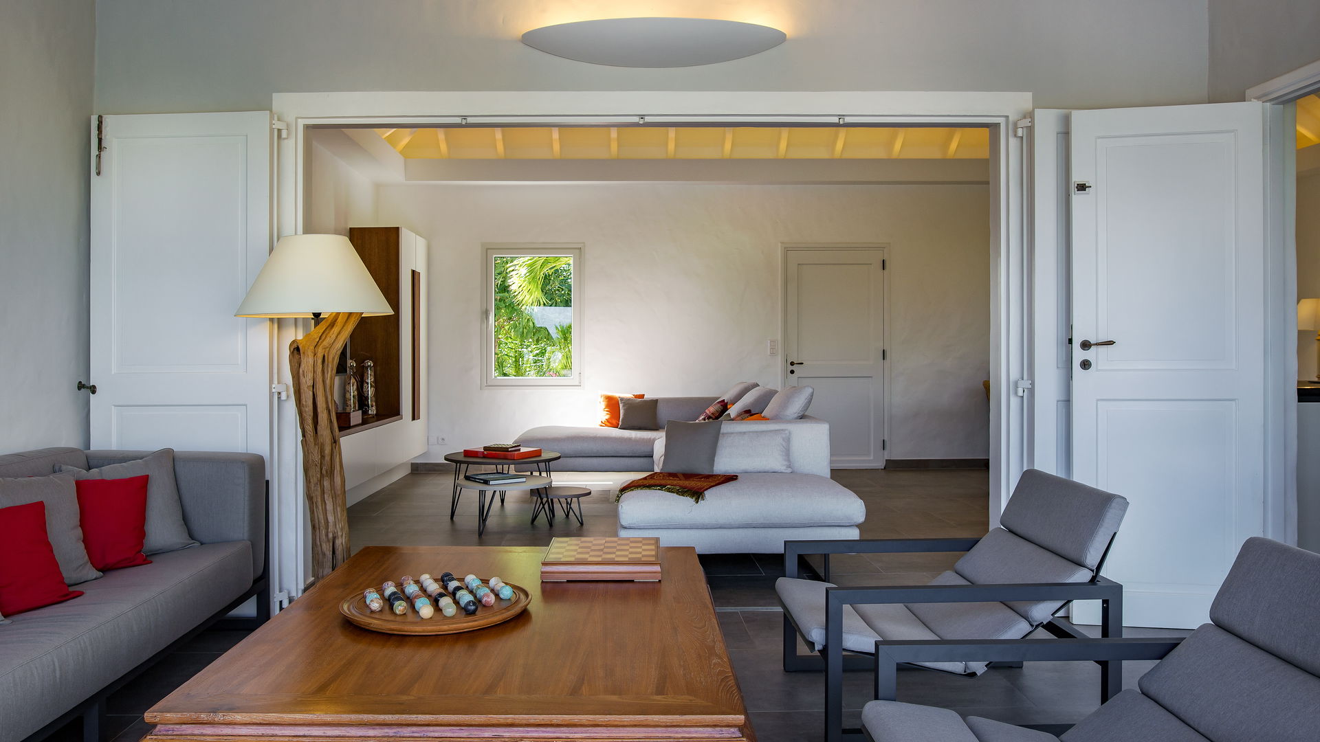 OUTDOOR LOUNGE AREA
