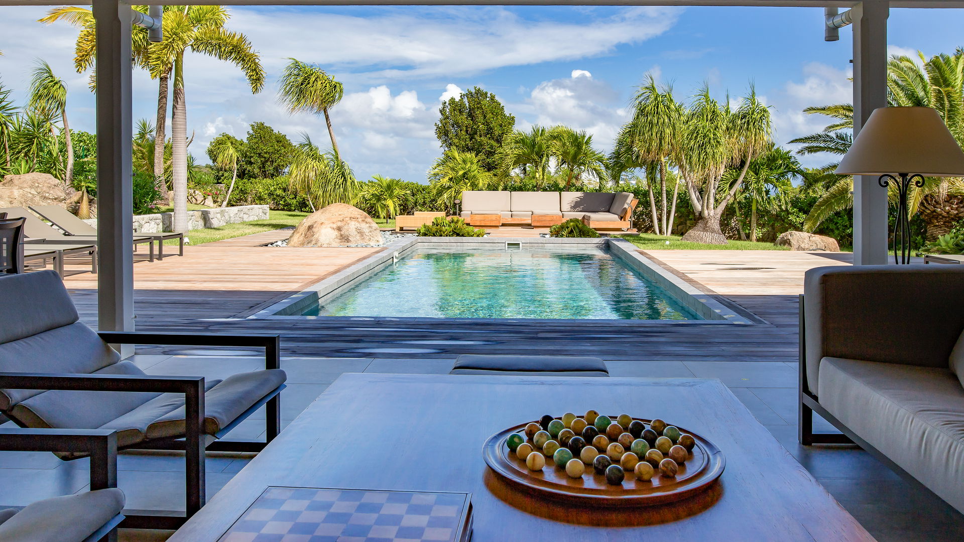 OUTDOOR LOUNGE AREA