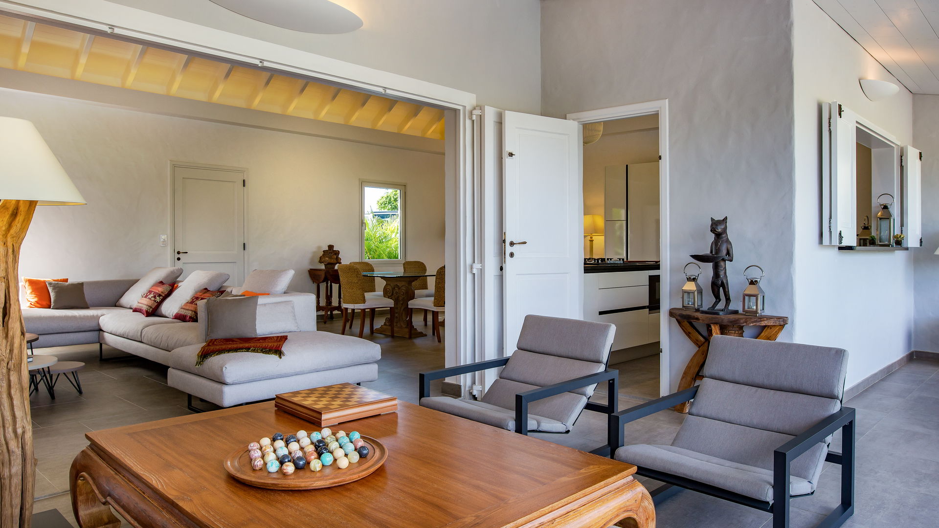 OUTDOOR LOUNGE AREA